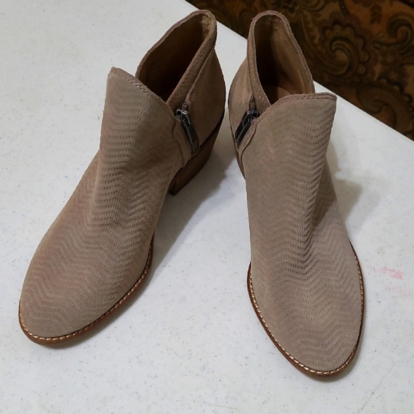 Lucky Brand women's textured suede ankle boots size 8.5 - Picture 1 of 9